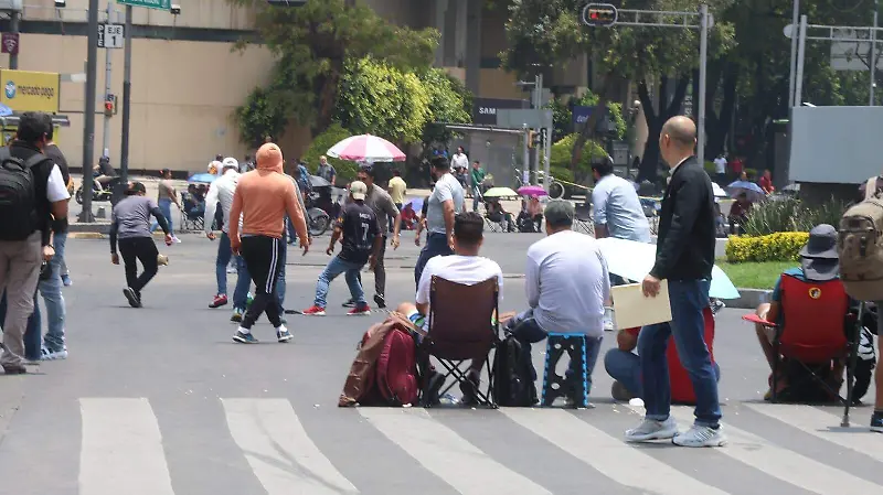 CNTE juega cascarita sobre paseo de la reforma